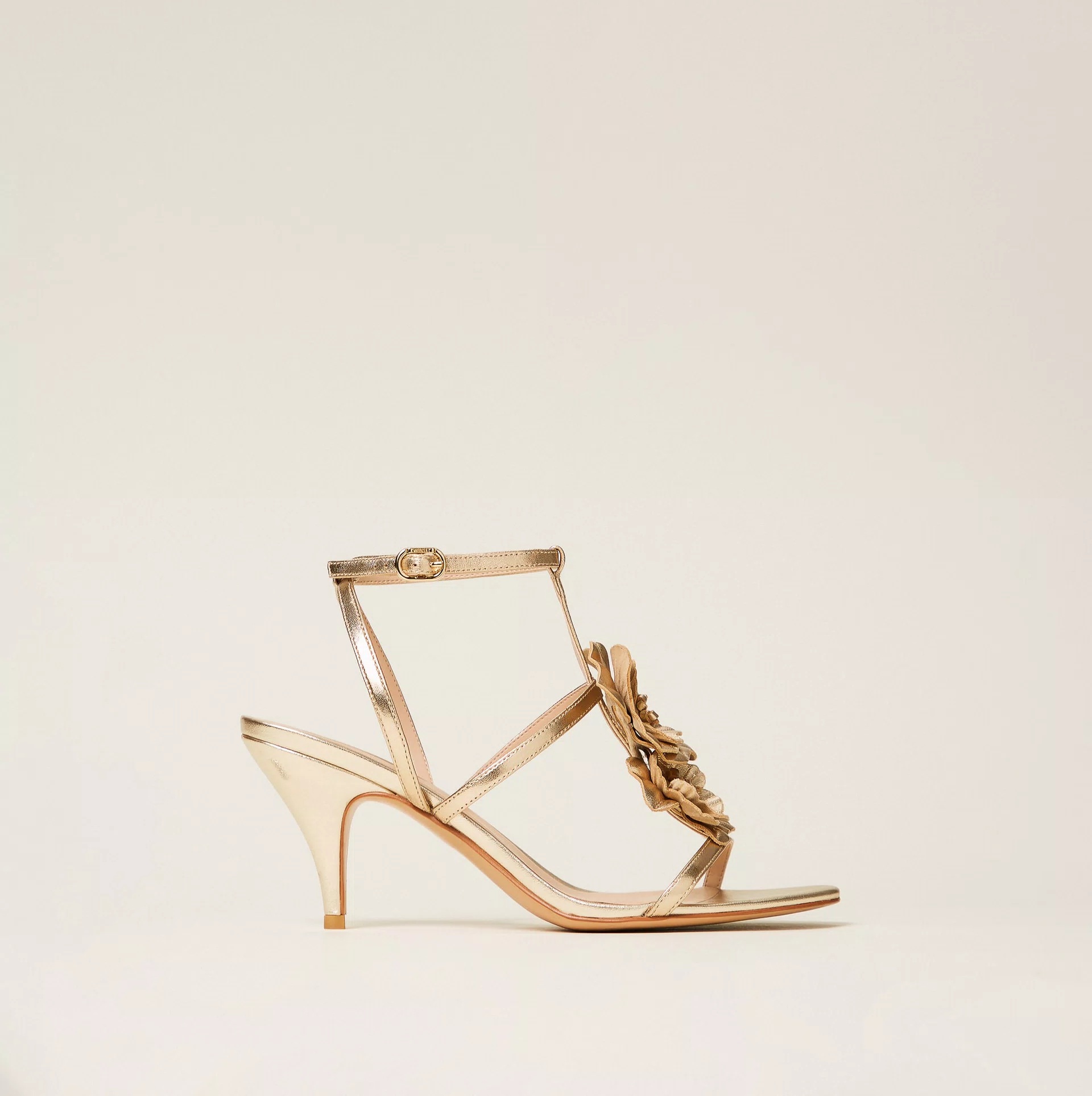 Sandalia T-Strap Met&aacute;lica Floral para Mujer